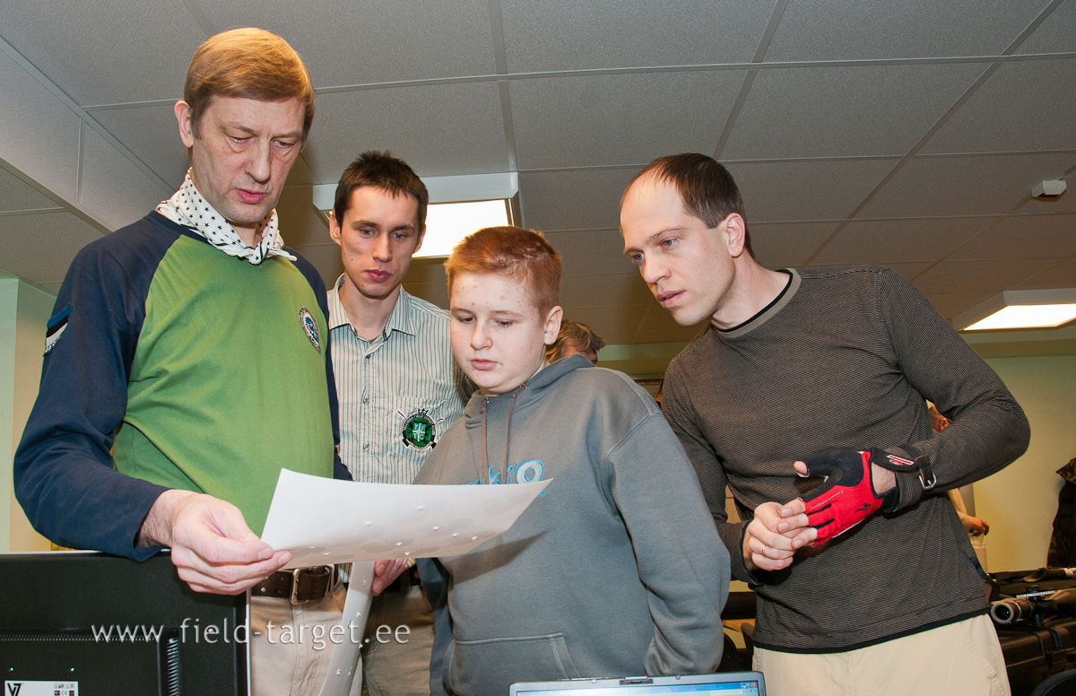 0036   Peakohtunik kontrollib tulemusi ja ei ole koige roomsam